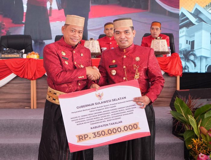 Penjabat Gubernur Sulsel Prof Fadjry Djufry menghadiri peringatan Hari Ulang Tahun (HUT) ke-65 Kabupaten Takalar, yang dilaksanakan di Halaman Kantor Bupati Takalar, Senin, 10 Februari 2025.