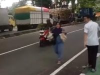 Tampak ibu-ibu usai serbu truk pengakut ayam yang terjebak macet di jalan poros Makassar -Maros.