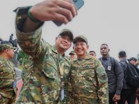 Momen Gubernur Sumut, Bobby Nasution saat swafoto dengan Mendagri Tito Karnavian.