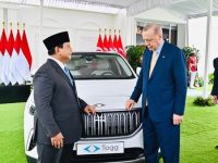 Presiden Turki Erdogan saat menyerahkan mobil listrik kepada Presiden Prabowo Subianto.