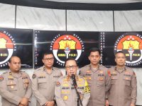Kabid Humas Polda Metro Jaya Kombes Ade Ary Syam Indradi (tengah) saat memberikan keterangan. (Foto/Humas Polri)