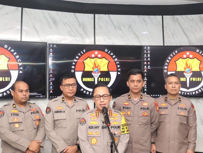 Kabid Humas Polda Metro Jaya Kombes Ade Ary Syam Indradi (tengah) saat memberikan keterangan. (Foto/Humas Polri)