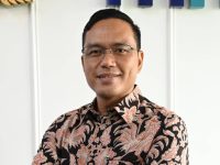 Direktur Utama PT Pertamina (Persero), Simon Aloysius Mantiri, menegaskan bahwa seluruh produk Bahan Bakar Minyak (BBM) yang beredar, termasuk Pertamax (RON 92), tetap memiliki kualitas yang sesuai dengan standar yang ditetapkan oleh Direktorat Jenderal Minyak dan Gas Bumi