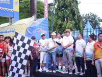 Pj Wali Kota Parepare Abdul Hayat Gani bersama Ketua DPRD Parepare, Kaharuddin Kadir melepas secara resmi ribuan runners di Lapangan Andi Makkasau pada Minggu, 26 Januari 2025