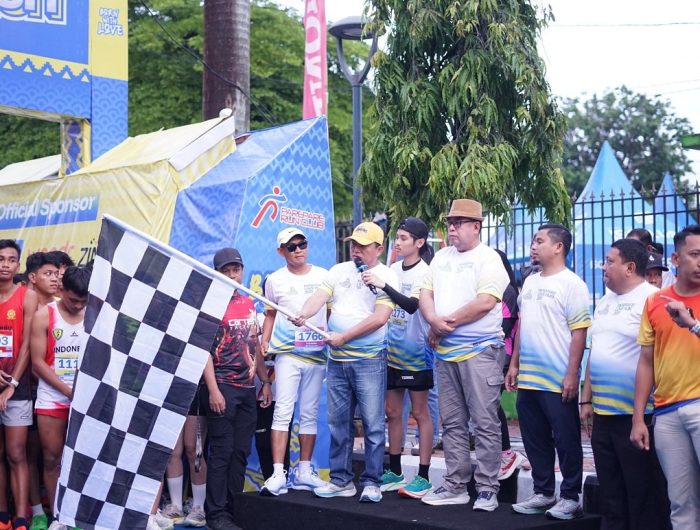 Pj Wali Kota Parepare Abdul Hayat Gani bersama Ketua DPRD Parepare, Kaharuddin Kadir melepas secara resmi ribuan runners di Lapangan Andi Makkasau pada Minggu, 26 Januari 2025