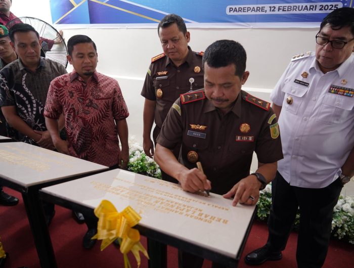 Kepala Kejaksaan Tinggi (Kajati) Sulawesi Selatan (Sulsel) Agus Salim melakukan kunjungan kerja (kunker) di Kantor Kejaksaan Negeri (Kejari) Kota Parepare, Rabu, 12 Februari 2025.