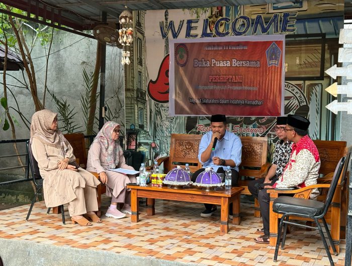 Silaturahmi yang dirangkaikan buka puasa bersama ini turut dihadiri Kepala Balai Besar Beternier Maros Agustia Maros (Koordinator Pendukung Program Swasembada Pangan Sulsel), Agustia, dan Ketua Perhiptami Bantaeng, Adi Akbar.