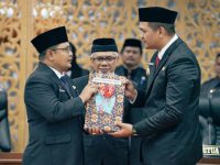 Prosesi serah terima jabatan antara Pj Bupati Bantaeng Andi Abubakar kepada Bupati Bantaeng Uji Nurdin.