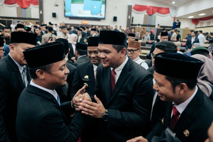 Bupati Kabupaten Bantaeng, Uji Nurdin Abdullah saat memberikan ucapan selamat kepada Gubernur Sulsel, Andi Sudirman Sulaiman usai sertijab, di Raung Paripurna DPRD Sulsel.
