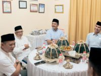 Bupati Kabupaten Bantaeng, Uji Nurdin bersama Wakil Bupati Bantaeng, H. Sahabuddin beserta camat dan tokoh agama Kecamatan Bisappu.