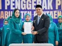 Bupati Bantaeng, M. Fathul Fauzy Nurdin usai melantik Ketua TP PKK Bantaeng Gunya Paramasukhaputri berserta pengurusnya