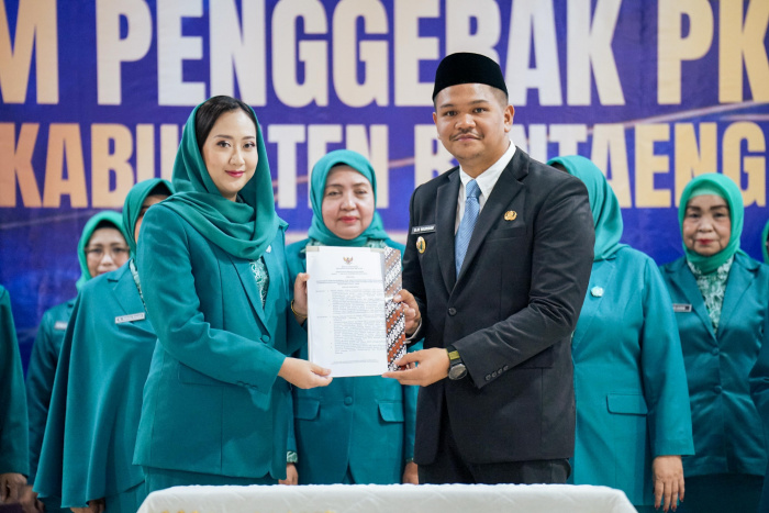 Bupati Bantaeng, M. Fathul Fauzy Nurdin usai melantik Ketua TP PKK Bantaeng Gunya Paramasukhaputri berserta pengurusnya