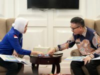 Sekda Provinsi Sulsel, Jufri Rahman, menerima kunjungan Kepala BMKG Pusat, Prof. Dwikorita Karnawati, di Baruga Lounge, Kantor Gubernur Sulsel, pada Minggu, 16 Maret 2025.