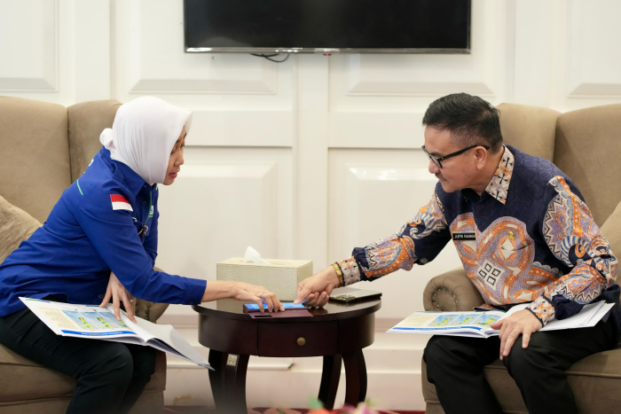 Sekda Provinsi Sulsel, Jufri Rahman, menerima kunjungan Kepala BMKG Pusat, Prof. Dwikorita Karnawati, di Baruga Lounge, Kantor Gubernur Sulsel, pada Minggu, 16 Maret 2025.