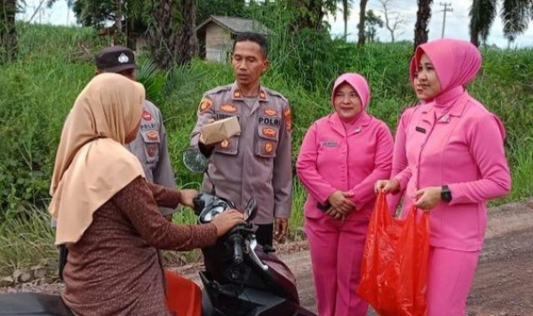 Kapolsek Negara Batin, Iptu Lusiyanto saat bagi-bagi takjil