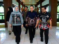 Wakil Gubernur Provinsi Sulsel, Fatmawati Rusdi saat bersama Kadis Pendidikan Sulsel, Iqbal Nadjamuddin.