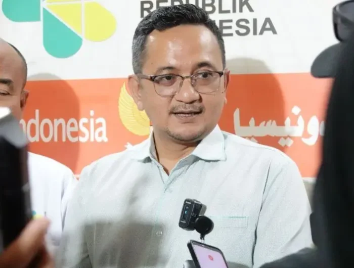 KJRI Jeddah segera mengirimkan Tim Pelindungan WNI ke lokasi dan berkoordinasi dengan otoritas setempat, rumah sakit, tour leader, Perwakilan Kementerian Haji, Muassasah, dan perusahaan bus serta memastikan kondisi korban.