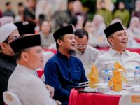Gubernur Provinsi Sulsel, Andi Sudirman Sulaiman bersama Kapolda Sulsel, Irjen Pol. Drs. Rusdi Hartono, M.Si dan seluruh pejabat lainnya, di acara bukan puasa bersama Polda Sulsel.