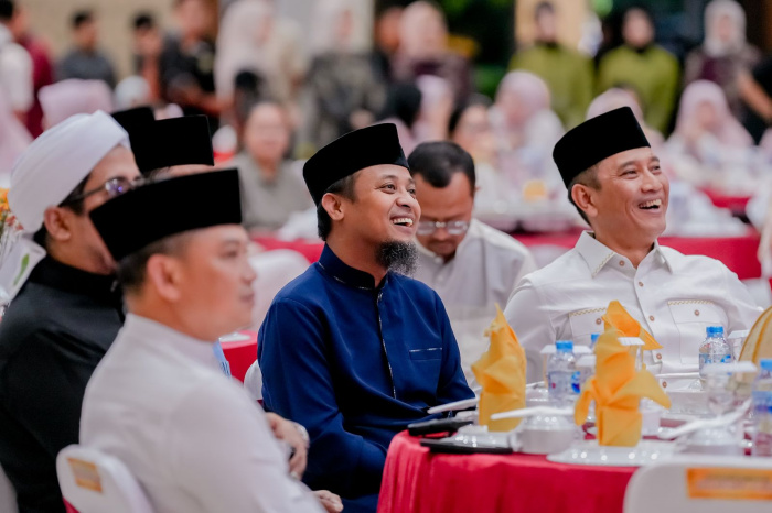 Gubernur Provinsi Sulsel, Andi Sudirman Sulaiman bersama Kapolda Sulsel, Irjen Pol. Drs. Rusdi Hartono, M.Si dan seluruh pejabat lainnya, di acara bukan puasa bersama Polda Sulsel.