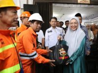 Ketua TP PKK Kota Makassar, Melinda Aksa saat memberikan sembako kepada petugas kebersihan di Kota Makassar