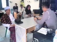 Polres Lombok Tengah saat menerapkan tilang syariah kepada pelanggar lalulintas.