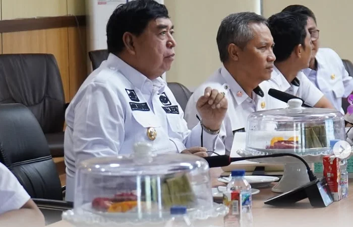 Pj Wali Kota Parepare Abdul Hayat mengikuti rapat koordinasi (rakor) secara virtual terkait penataan tenaga non-Aparatur Sipil Negara (ASN) di instansi pemerintah daerah.