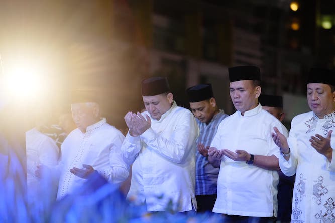 Wali Kota Makassar Munafri Arifuddin bersama Wakil Wali Kota Makassar, Aliyah Mustika Ilham, Ketua TP PKK Kota Makassar, Melinda Aksa, jajaran Pemkot Makassar, Forkopimda Makassar.