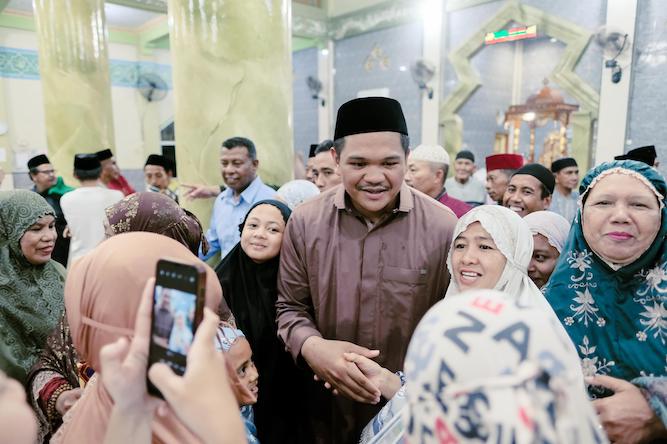 Bupati Bantaeng M. Fathul Fauzy Nurdin usai salat Isya dan Tarawih, di Masjid Jamiatul Khaeriah Tangnga - Tangnga