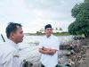 Bupati Bantaeng, M. Fathul Fauzy Nurdin meninjau jalanan terputus di pesisir Kecamatan Bisappu.