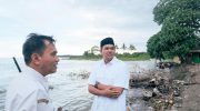 Bupati Bantaeng, M. Fathul Fauzy Nurdin meninjau jalanan terputus di pesisir Kecamatan Bisappu.