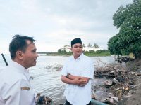 Bupati Bantaeng, M. Fathul Fauzy Nurdin meninjau jalanan terputus di pesisir Kecamatan Bisappu.