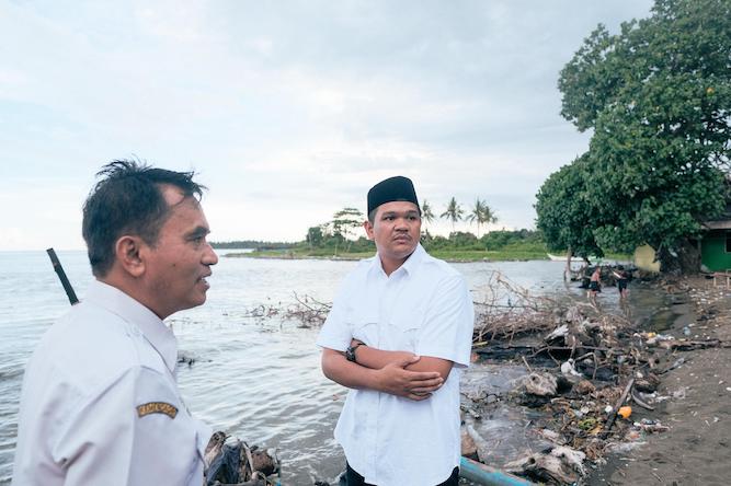 Bupati Bantaeng, M. Fathul Fauzy Nurdin meninjau jalanan terputus di pesisir Kecamatan Bisappu.