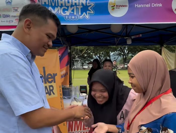 Bupati Bantaeng, M. Fathul Fauzy Nurdin saat bersama penjual dan pengunjung di Bangkit Bersama Fest