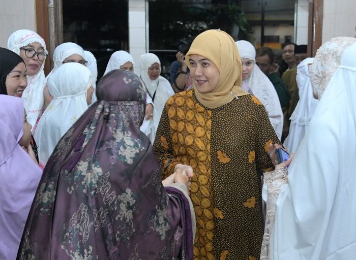 Aliyah Mustika Ilham disambut dengan penuh kehangatan oleh jamaah dan pengurus masjid. Suasana kekeluargaan begitu kental, mencerminkan semangat kesolidaritasan yang menjadi substansi Ramadan.