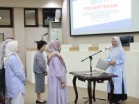 Melinda juga hadir langsung memantau proses rangkaian gladi, memastikan semua persiapan berjalan lancar dan rapi. Wakil Wali Kota Makassar, Aliyah Mustika Ilham, turut hadir di tengah-tengah prosesi gladi tersebut.
