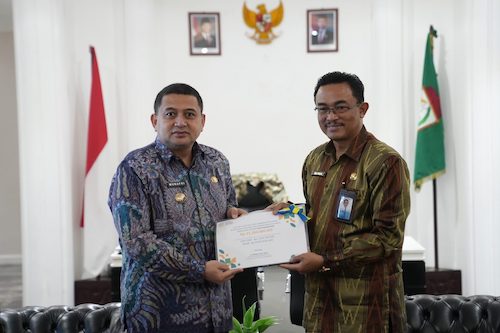 Kepada Wali Kota Makassar Munafri Arifuddin saat bersama Kepala Perwakilan BKKBN Sulsel, Shodiqin