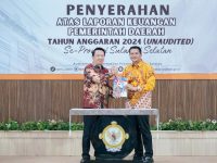 Bupati Bantaeng, M. Fathul Fauzy Nurdin saat menyerahkan LKPD Tahun Anggaran 2024 kepada Kepala BPK Sulsel, Winner Franky Halomoan Manalu.