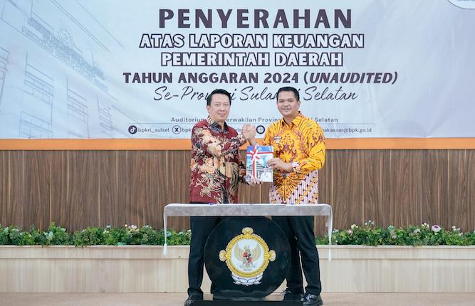 Bupati Bantaeng, M. Fathul Fauzy Nurdin saat menyerahkan LKPD Tahun Anggaran 2024 kepada Kepala BPK Sulsel, Winner Franky Halomoan Manalu.