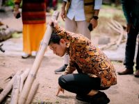Bupati Dompu, Bambang Firdaus, bersama Pelaksana Tugas (Plt) Kepala Dinas Perumahan Rakyat dan Kawasan Permukiman serta sejumlah pejabat Pemkab Dompu meninjau langsung lokasi bencana longsor di Kelurahan Dorotangga dan Kandai Satu, Selasa 4 Maret 2025.