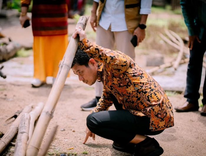 Bupati Dompu, Bambang Firdaus, bersama Pelaksana Tugas (Plt) Kepala Dinas Perumahan Rakyat dan Kawasan Permukiman serta sejumlah pejabat Pemkab Dompu meninjau langsung lokasi bencana longsor di Kelurahan Dorotangga dan Kandai Satu, Selasa 4 Maret 2025.