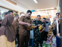 Tim Pengendali Inflasi Daerah (TPID) melakukan peninjauan ketersediaan dan harga bahan pokok, di Pasar Sentral Bantaeng, Selasa, 4 Maret 2024