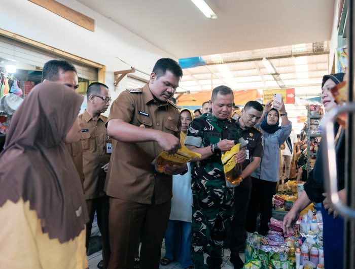 Tim Pengendali Inflasi Daerah (TPID) melakukan peninjauan ketersediaan dan harga bahan pokok, di Pasar Sentral Bantaeng, Selasa, 4 Maret 2024
