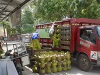 Harga LPG 3 kilogram (kg) di tingkat pengecer seharusnya berada di kisaran Rp 19.000 per tabung, sesuai dengan ketentuan yang pernah disampaikan oleh Menteri Energi dan Sumber Daya Mineral (ESDM), Bahlil Lahadalia.