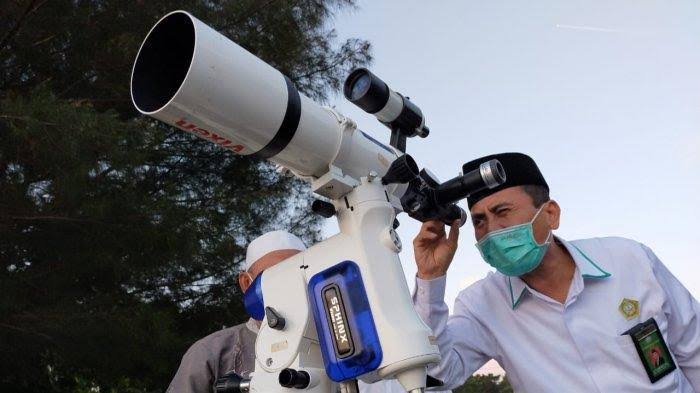 Pemerintah menetapkan awal Syawal berdasarkan pemantauan hilal (rukyatul hilal) yang dilakukan di 30 titik di seluruh wilayah Indonesia. Pemantauan ini berfungsi sebagai verifikasi atas perhitungan hisab.