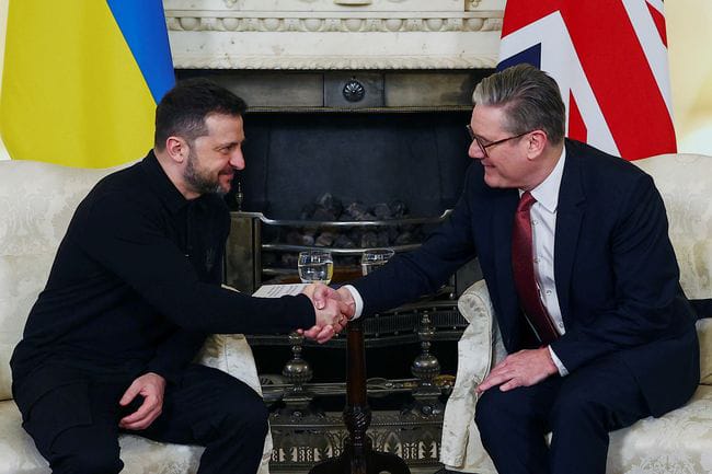 Perdana Menteri Inggris Keir Starmer menyambut Zelensky dengan pelukan hangat di Downing Street, Sabtu (1/3/2025), menegaskan komitmen Inggris dalam mendukung Ukraina di tengah perang dengan Rusia.