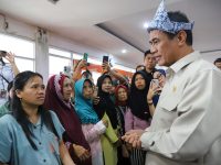 Menteri Pertanian Andi Amran Sulaiman bersama Wakil Menteri Pertanian Sudaryono turun langsung ke Palembang mengawal operasi pasar pangan murah yang digelar di Kantor Pos Palembang, Sumatera Selatan, Selasa (4/3/2025).