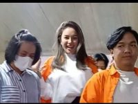 Artis Nikita Mirzani resmi ditahan oleh penyidik Direktorat Reserse Siber Polda Metro Jaya terkait kasus dugaan pemerasan, pengancaman, dan tindak pidana pencucian uang (TPPU).
