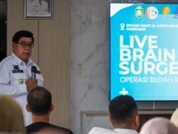 Pj Wali Kota Parepare Abdul Hayat Gani menghadiri dan menyaksikan live brain surgery bedah saraf perdana yang dilakukan oleh Rumah Sakit Hasri Ainun Habibie, Rabu (8/1/2025).