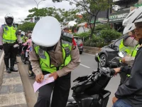 Program yang diberi nama "Tilang Syariah" ini diklaim sebagai pendekatan humanis dalam menegakkan aturan di jalan raya sekaligus memperkuat nilai-nilai keagamaan di masyarakat.