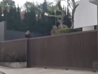 Komisi Pemberantasan Korupsi (KPK) mengungkapkan bahwa tim penyidiknya menemukan sejumlah dokumen dan barang bukti saat menggeledah rumah mantan Gubernur Jawa Barat, Ridwan Kamil (RK), di Bandung.